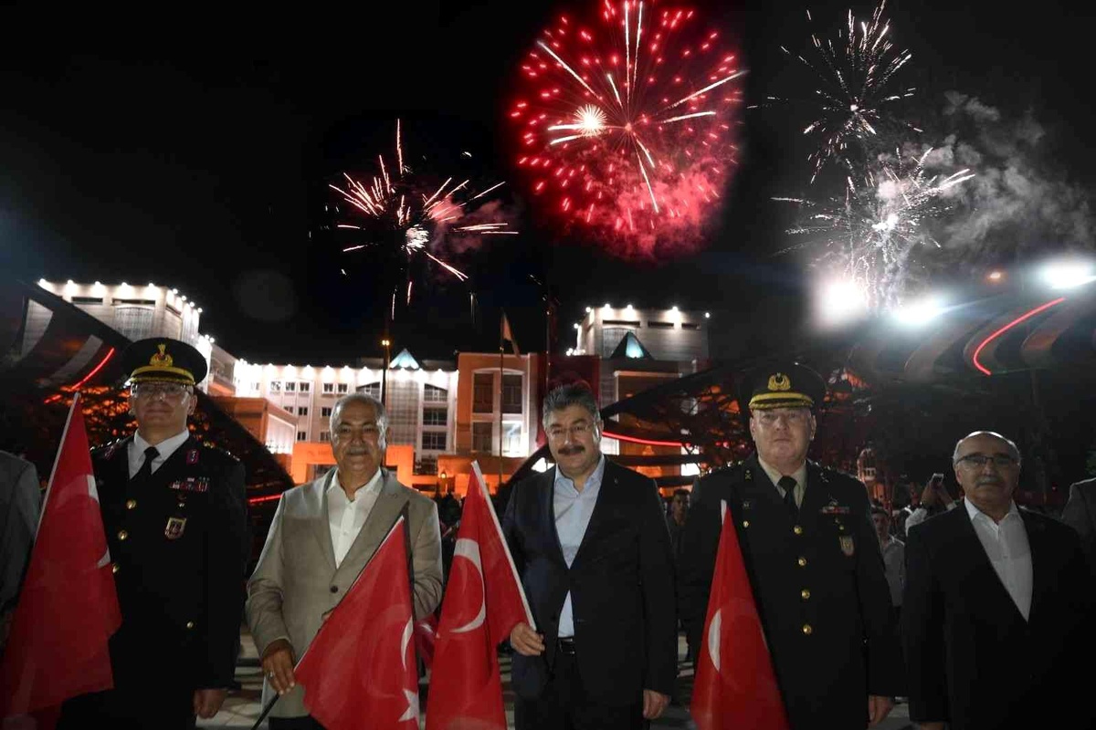 30 Ağustos Zafer Bayramı\'nın 100. yılında Osmaniye\'de fener alayı düzenlendi