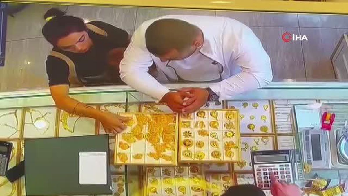 70 bin liralık altın kolyeleri bebeğin elbisesine saklayarak böyle çaldı