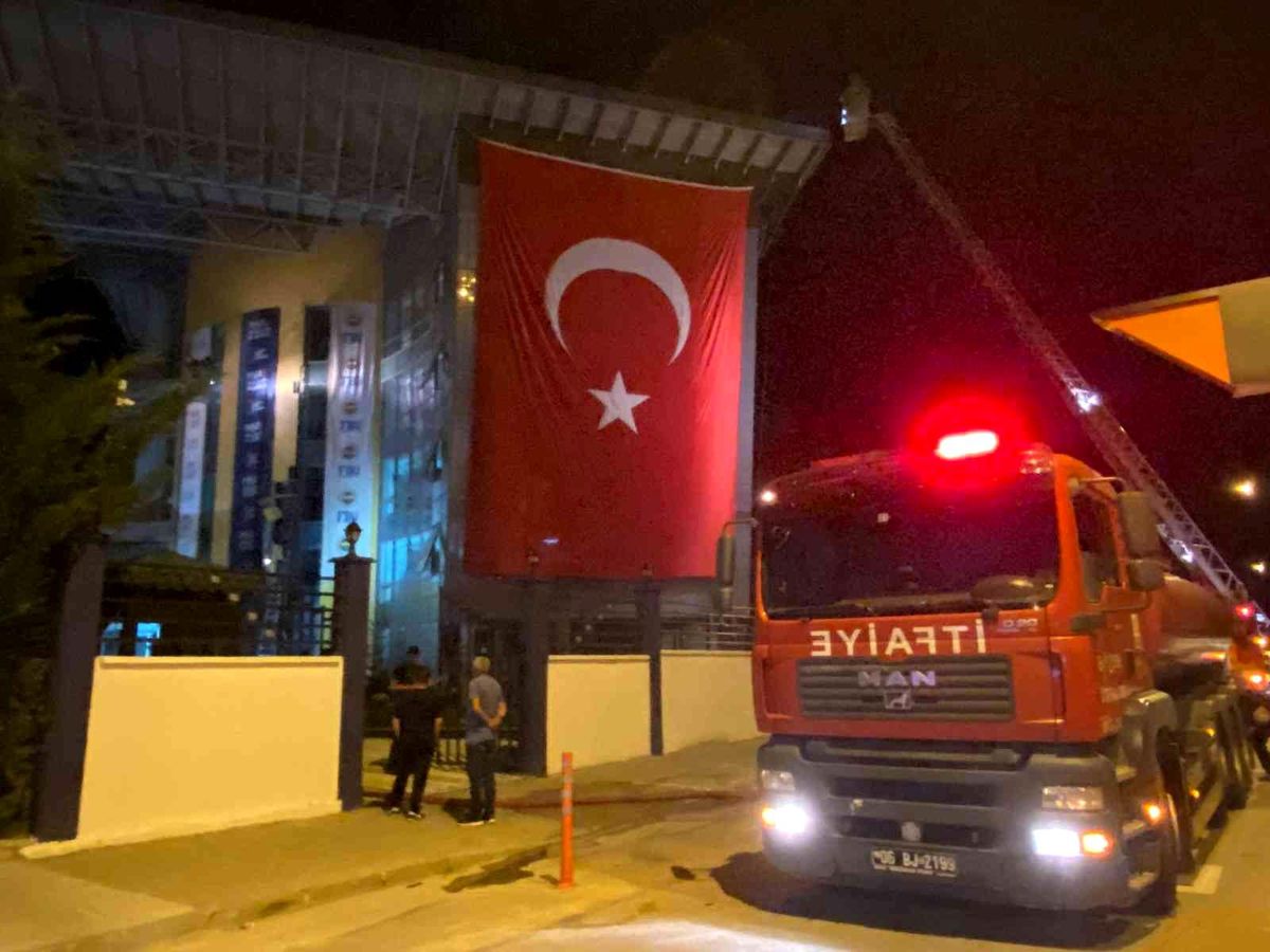 Ankara\'da okul dış mantolamasında yangın