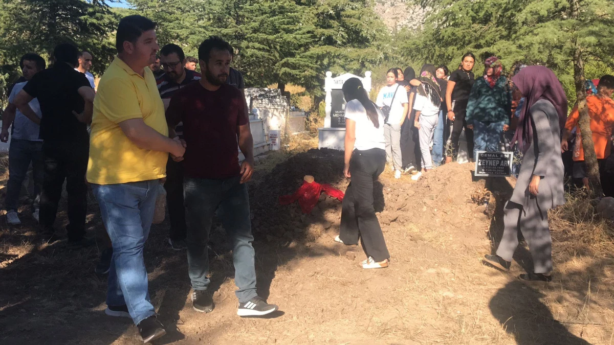 Antalya\'da kazada ölen hukuk öğrencisi memleketi Burdur\'da defnedildi