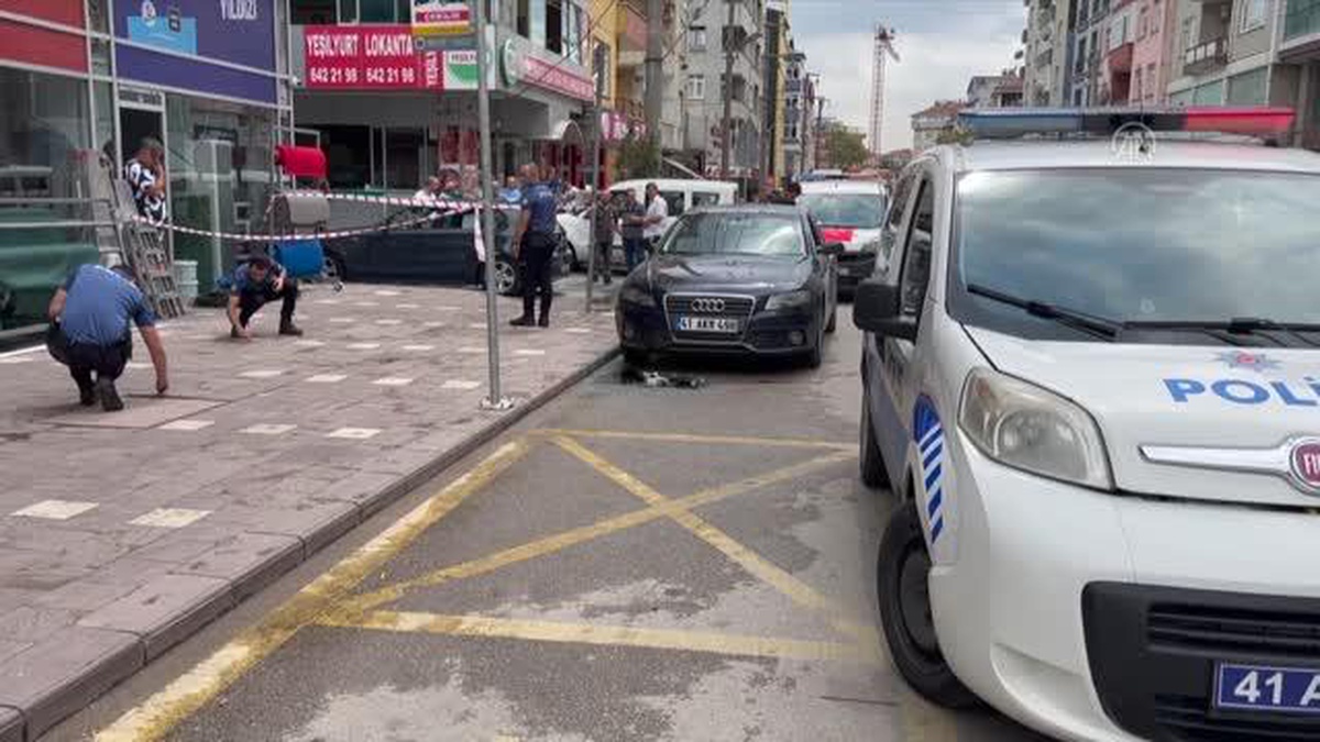 Kocaeli\'de aracının başında silahlı saldırıya uğrayan kişi yaralandı