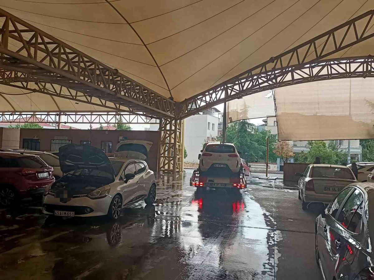 Araçlarını doludan korumak için kapalı alanlara akın ettiler