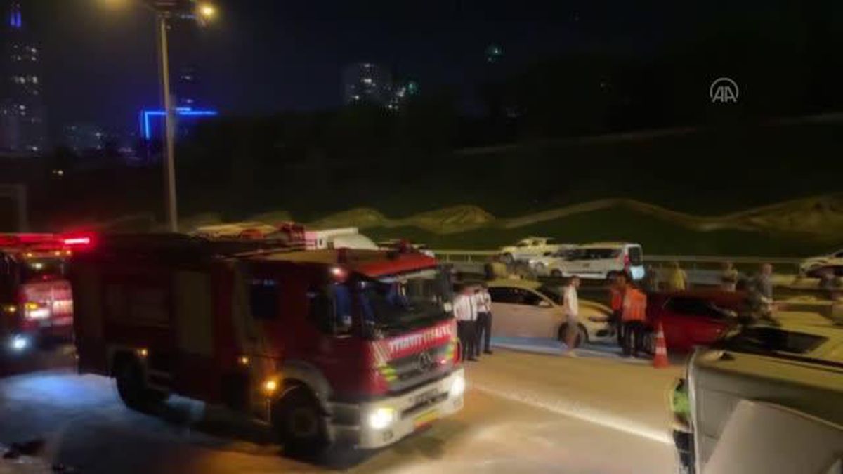 Ataşehir'de minibüse çarparak devrilen beton mikserinin sürücüsü ağır yaralandı