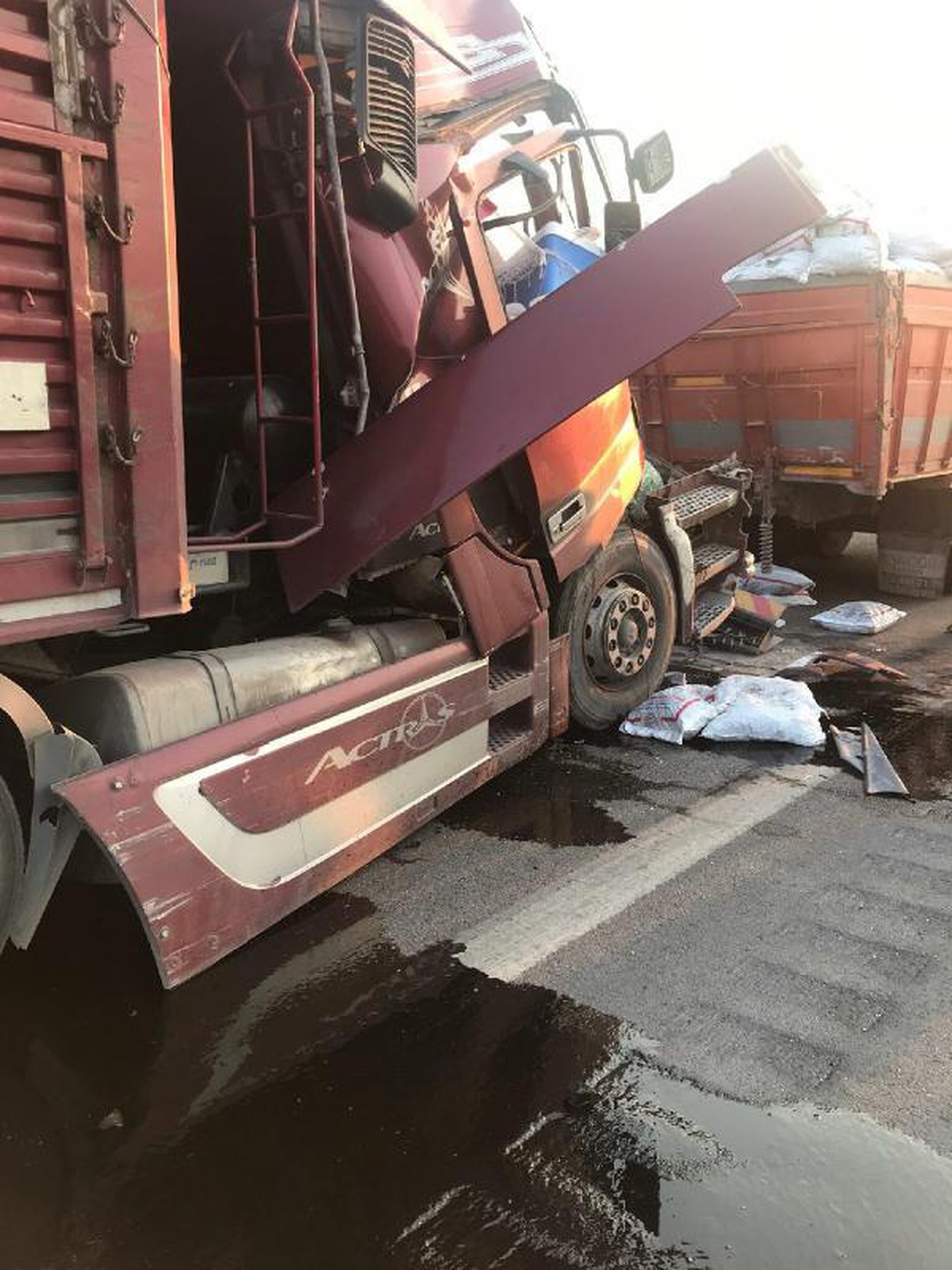 Aydın\'da TIR, kamyonete arkadan çarptı: 1 ölü, 3 yaralı