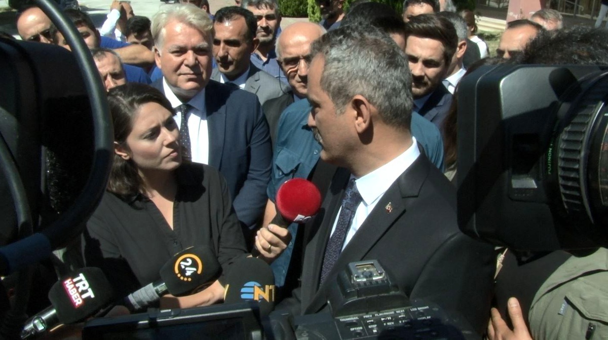 Milli Eğitim Bakanı Mahmut Özer: "İki güzide meslek grubu yani öğretmen ve polisleri karşı karşıya getirmeyle ilgili her türlü manipülasyona şiddetle...