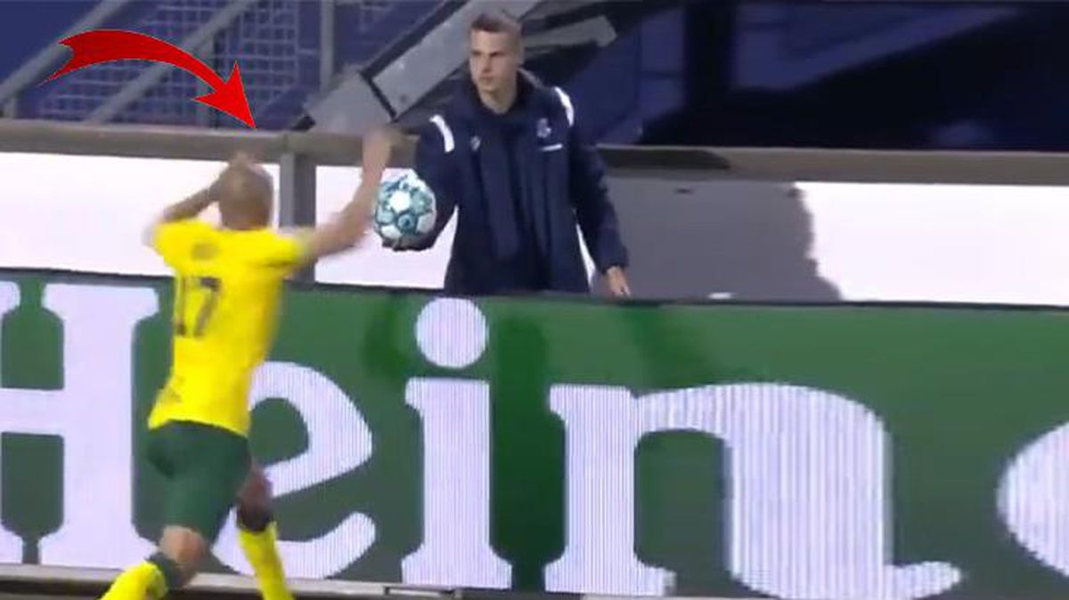 Burak Yılmaz'ın top toplayıcı çocuğun elinden agresif bir şekilde topu alması Hollanda'da tepki topladı