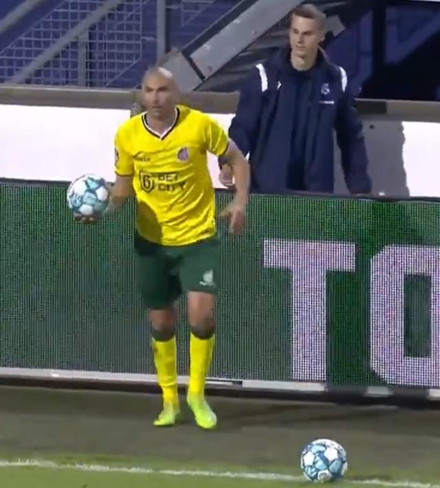 Burak Yılmaz'dan top toplayıcı çocuğa olay hareket! Ülke ayağa kalktı, jet hızında açıklama geldi Burak Yılmaz'dan top toplayıcı çocuğa olay hareket! Ülke ayağa kalktı, jet hızında açıklama geldi