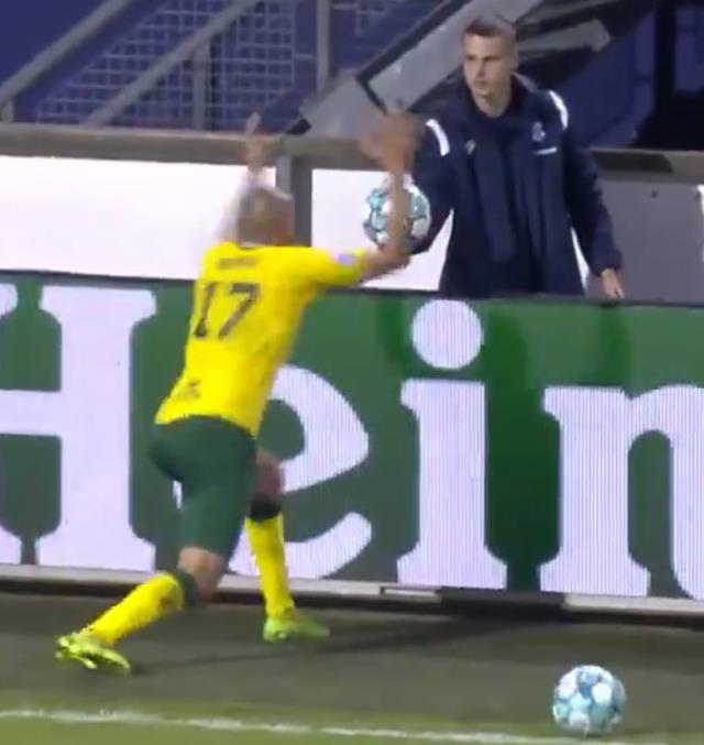 Burak Yılmaz'dan top toplayıcı çocuğa olay hareket! Ülke ayağa kalktı, jet hızında açıklama geldi Burak Yılmaz'dan top toplayıcı çocuğa olay hareket! Ülke ayağa kalktı, jet hızında açıklama geldi