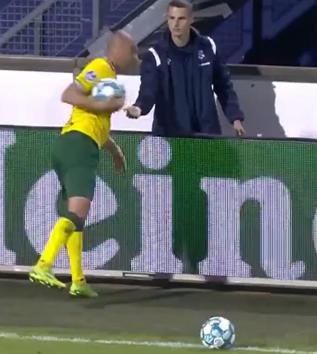 Burak Yılmaz'dan top toplayıcı çocuğa olay hareket! Ülke ayağa kalktı, jet hızında açıklama geldi Burak Yılmaz'dan top toplayıcı çocuğa olay hareket! Ülke ayağa kalktı, jet hızında açıklama geldi
