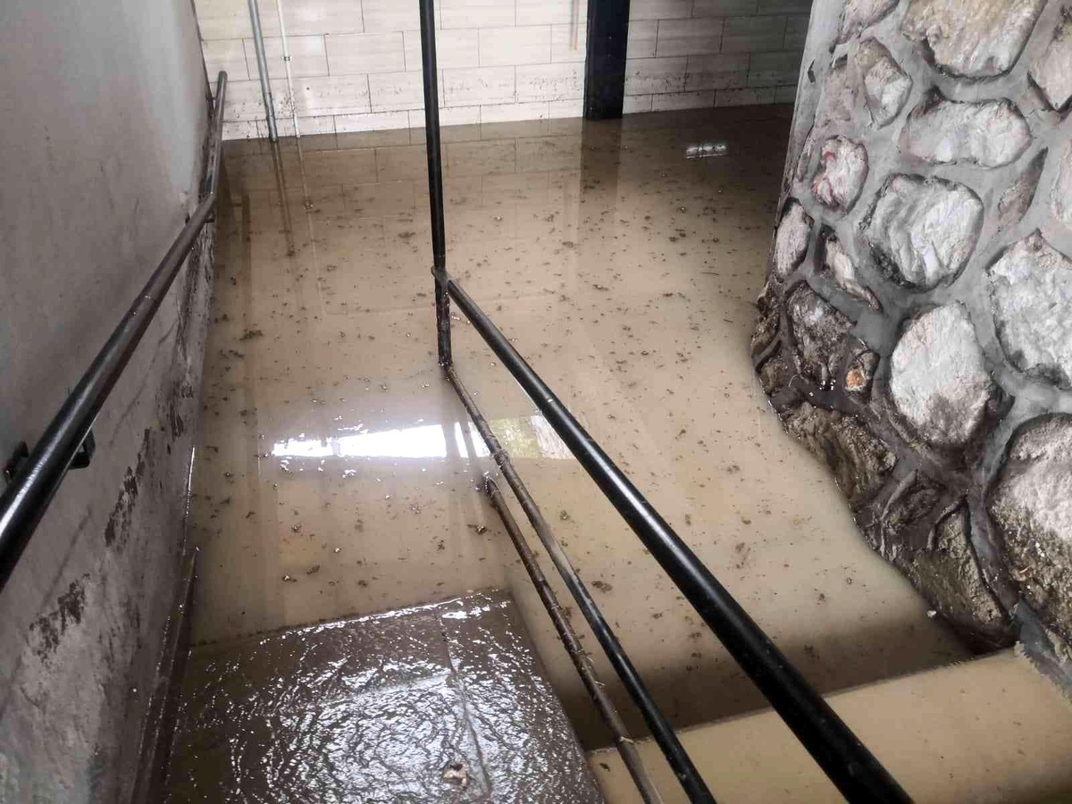 Bursa\'da altgeçitler suyla doldu, vatandaşlar zor anlar yaşadı