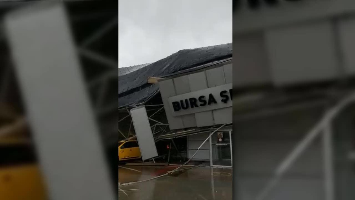 Bursa Otobüs Terminali\'nin Çatısının Bir Kısmı Yıldırım Düşmesi Sonucu Çöktü
