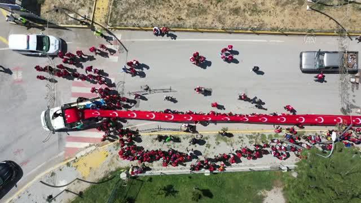 Büyük Zafer\'in kazanıldığı topraklarda 3 bin 743 metrelik Türk bayrağı açıldı