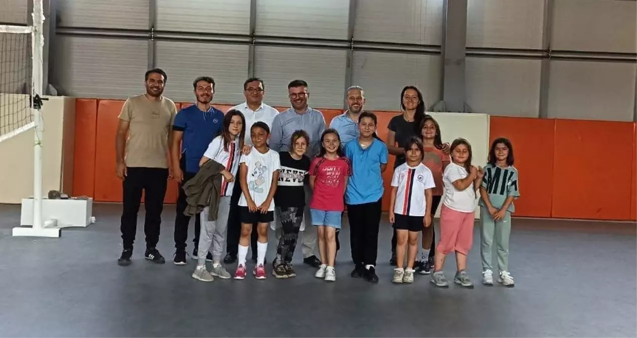 Çocuklarla voleybol oynadılar