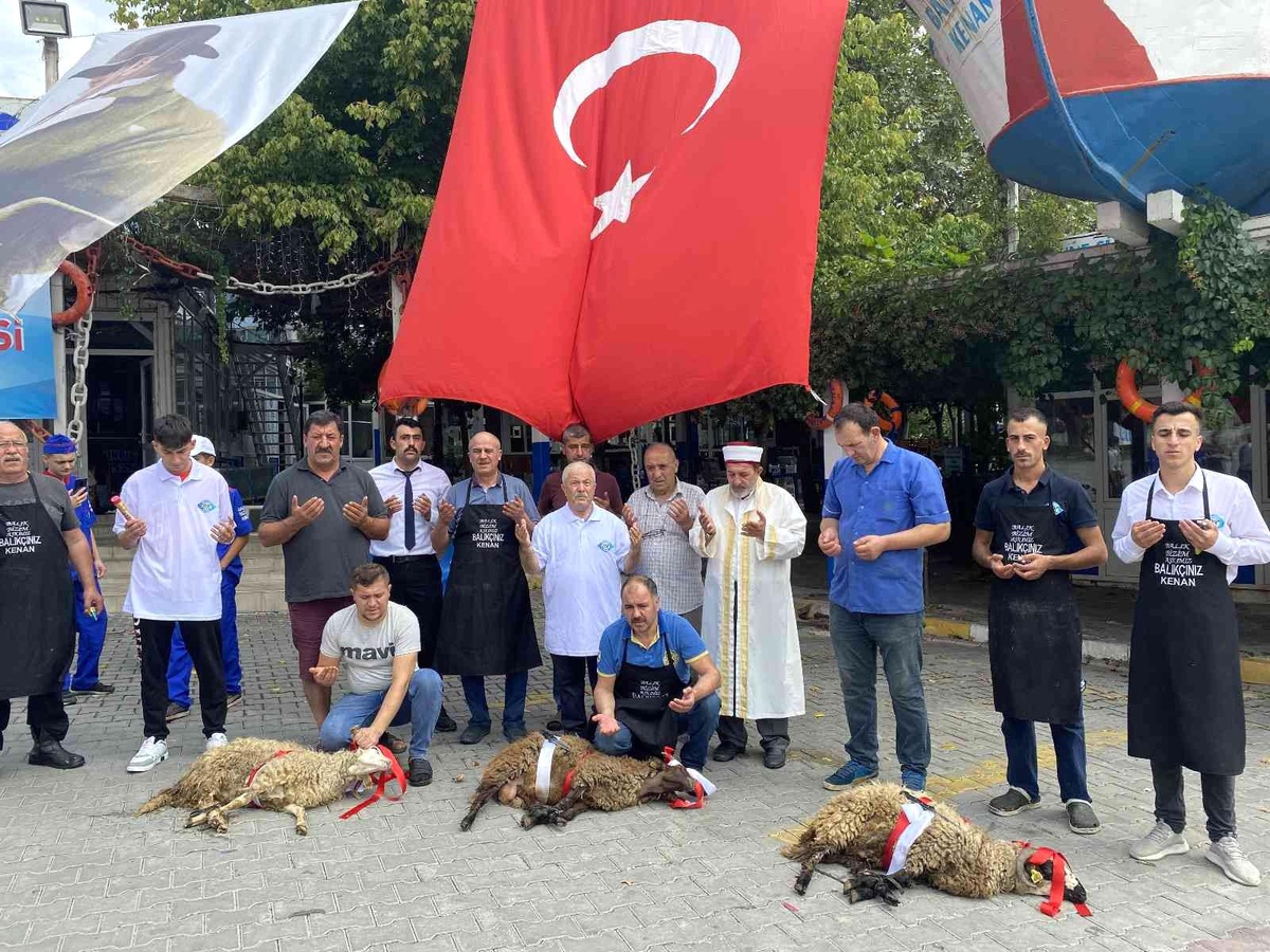 Denizlerde av yasağının kalkmasını 3 koç kesip dualarla karşıladılar