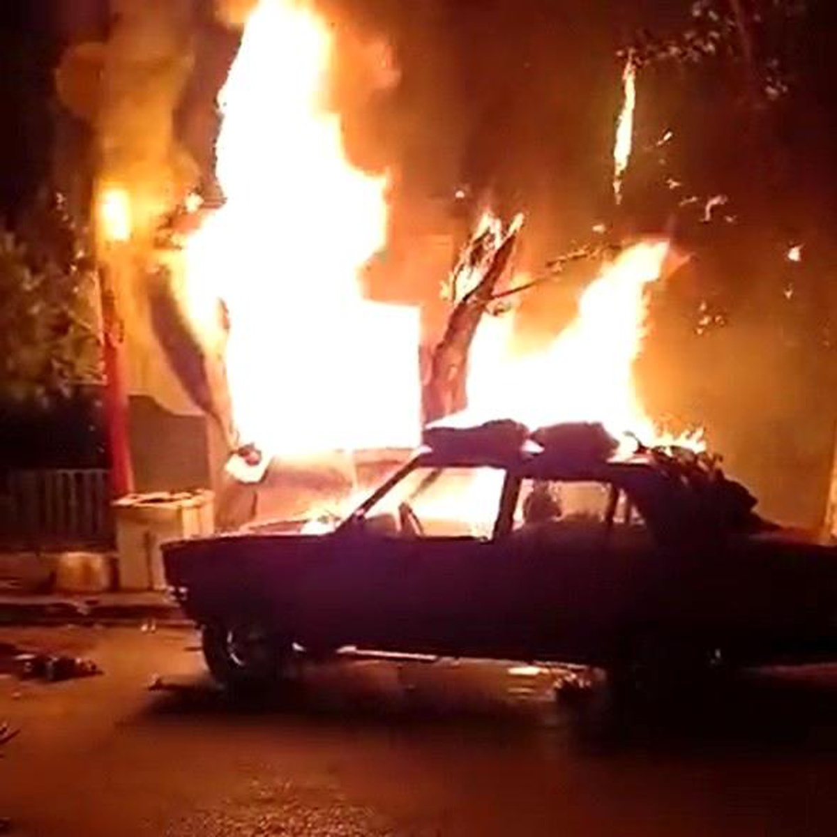 Depoda çıkan yangın otomobillere sıçradı