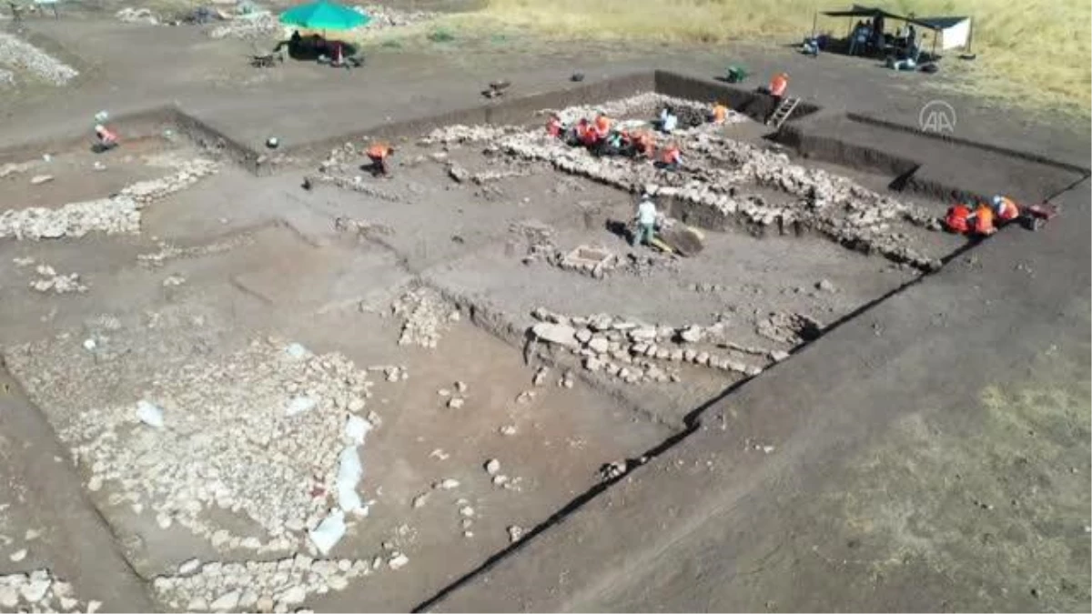 Uygarlık tarihine ışık tutan Çayönü\'nde sandık tipi 3 yeni mezar daha bulundu