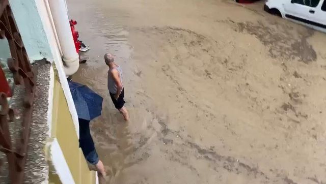 Dolu ve sağanak sonrası sokakları su bastı