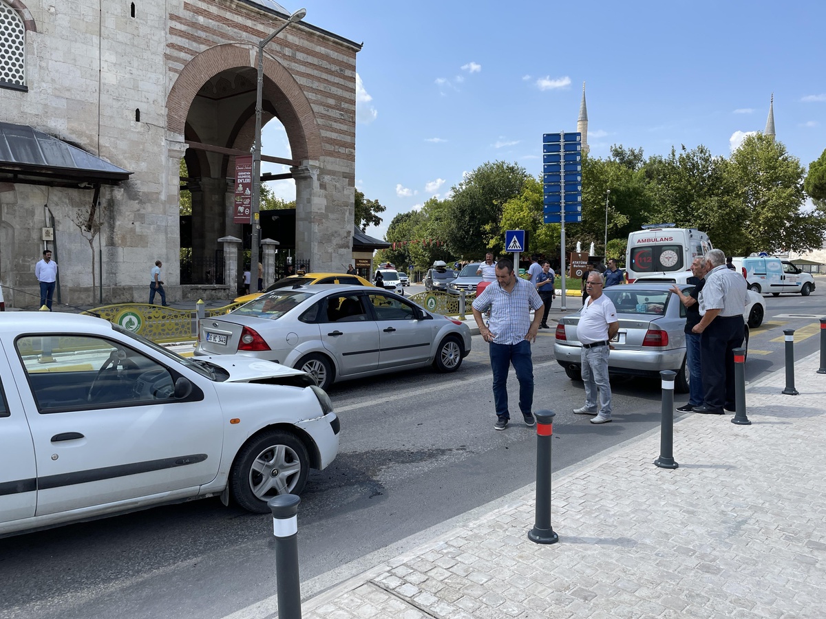 Edirne\'de otomobilin çarptığı motosikletli kurye yaralandı