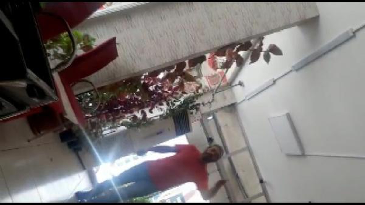 ESENYURT\'TA ÇOCUKLARINI GÖRMEYE GELEN ESKİ EŞE SATIRLA TEHDİT