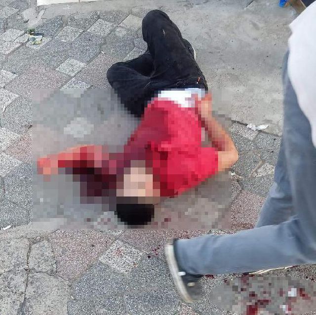 Eşini ve ilişkisi olduğunu iddia ettiği dükkan sahibini bıçakladı Eşini ve ilişkisi olduğunu iddia ettiği dükkan sahibini bıçakladı