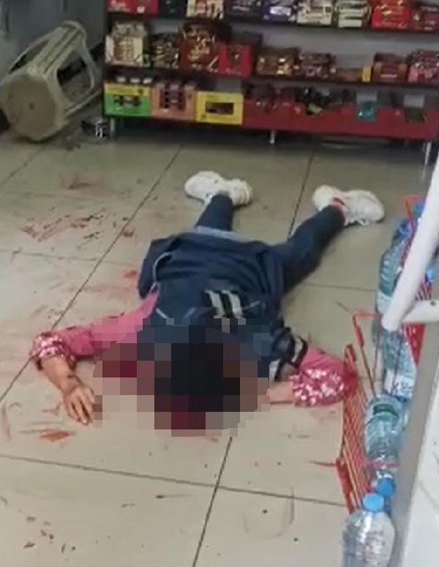 Kocaeli'nde aldatıldığını düşünen Suriyeli bir adam, eşini ve Murat isimli tütüncüyü bıçakladı Kocaeli'nde aldatıldığını düşünen Suriyeli bir adam, eşini ve Murat isimli tütüncüyü bıçakladı