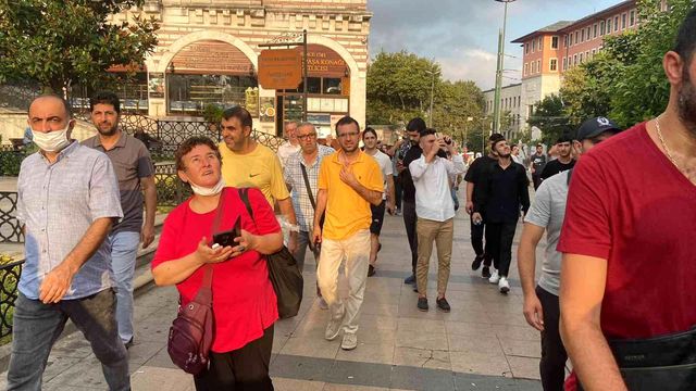 Fatih'te vinç üzerinde intihar girişimi: Tramvay seferleri durdu, vatandaşlar kilometrelerce yol yürüdü Fatih'te vinç üzerinde intihar girişimi: Tramvay seferleri durdu, vatandaşlar kilometrelerce yol yürüdü