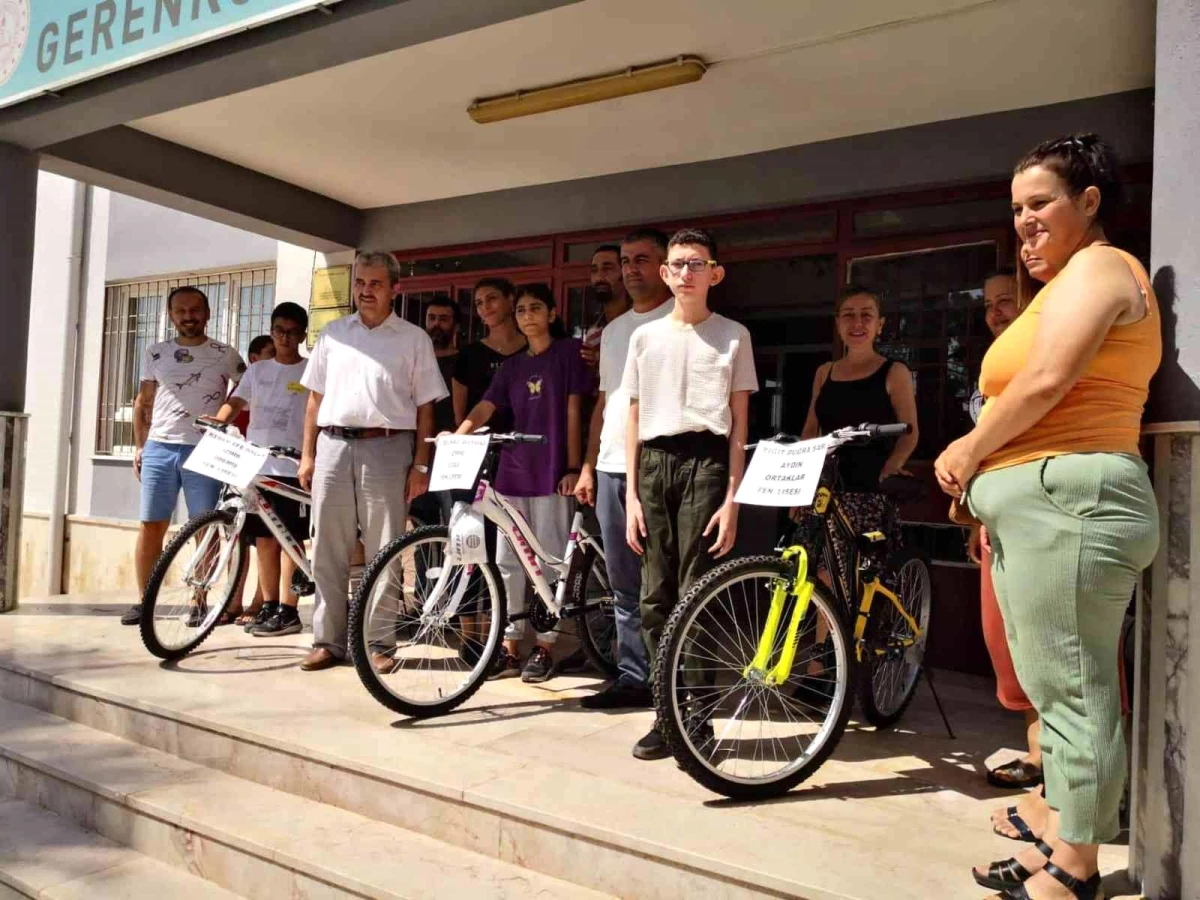 Fen liselerini kazanan öğrencilere bisiklet hediye edildi