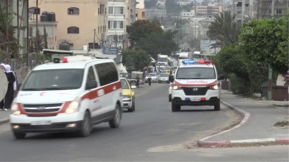 Gazze\'de hastaların hayatını tehlikeye atan İsrail ablukası ambulanslarla protesto edildi