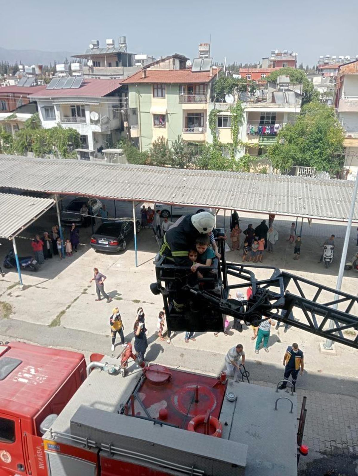 Hatay\'da ev yangınında mahsur kalan çocukları itfaiye kurtardı