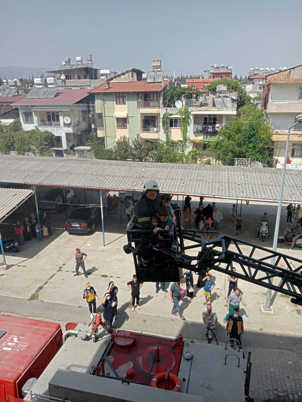Hatay\'da yangın çıkan evde mahsur kalan 3 çocuğu itfaiye kurtardı