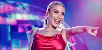 Ünlü şarkıcı İrem Derici konserde giydiği kırmızı elbisesiyle hayranlarını mest etti