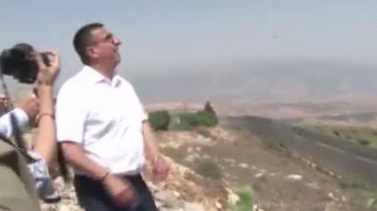 Lübnanlı bakanlar, İsrail sınırındaki duvara taş fırlattı! O görüntüler viral oldu