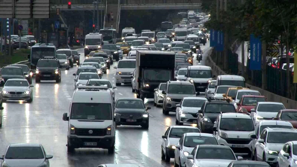 İstanbul\'da yağmur başladı, trafik yoğunluğu arttı