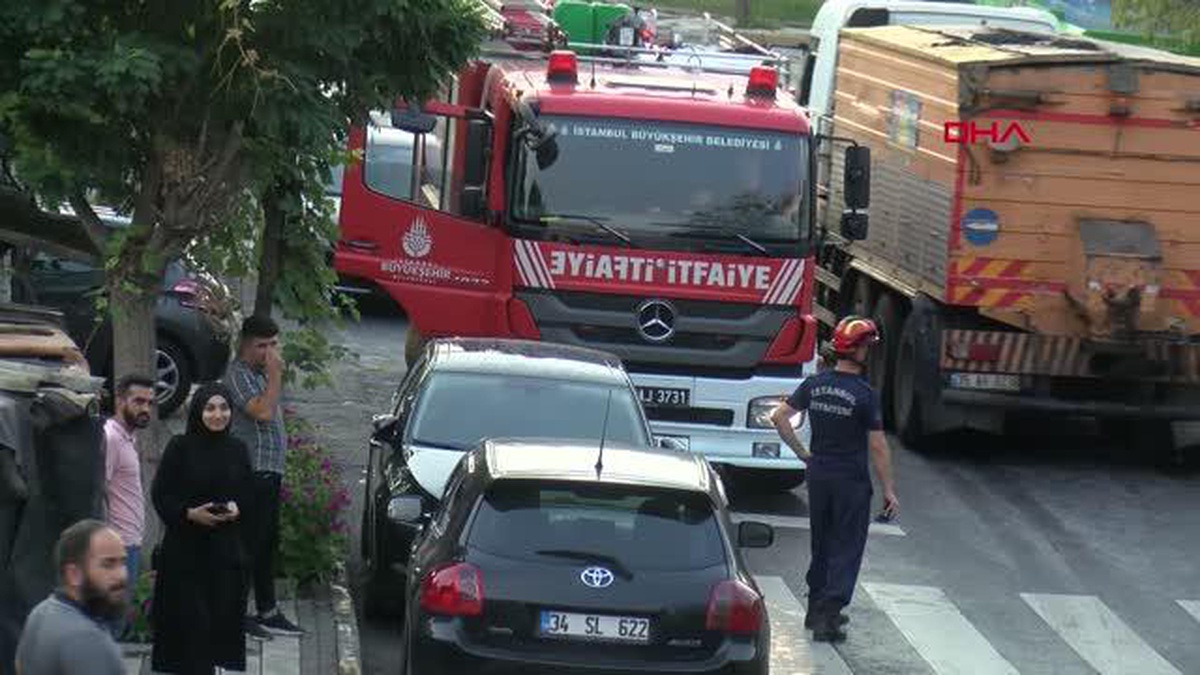 Sancaktepe\'de okul bahçesine devrilen otomobildeki iki kişi yaralandı