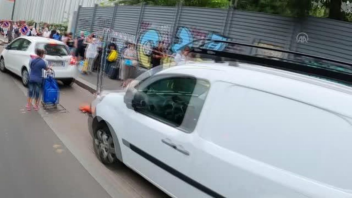 İtalya'da insanlar ücretsiz yemek kuyruğuna girdi