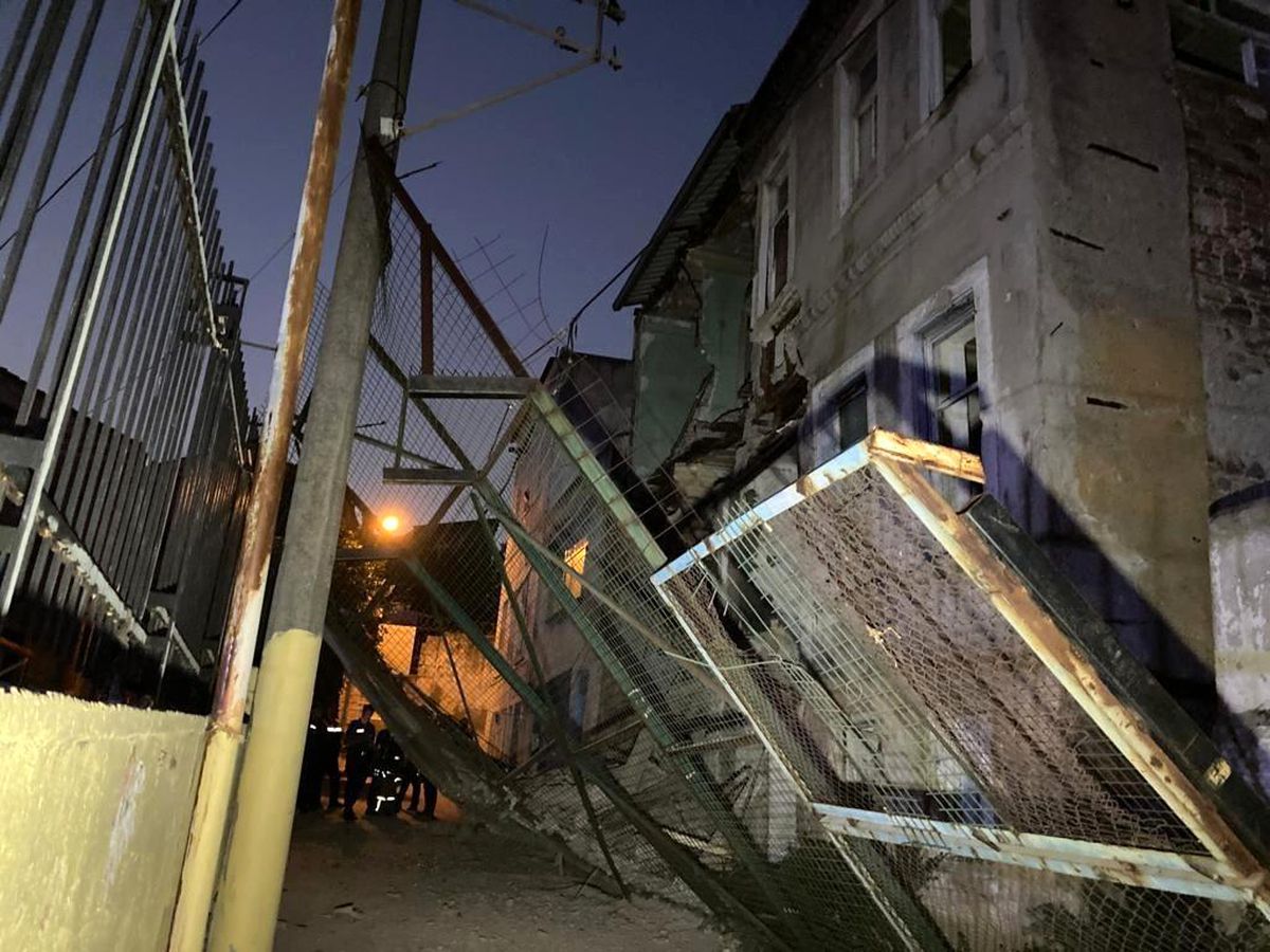 İzmir\'de 3 katlı metruk binanın duvarı çöktü