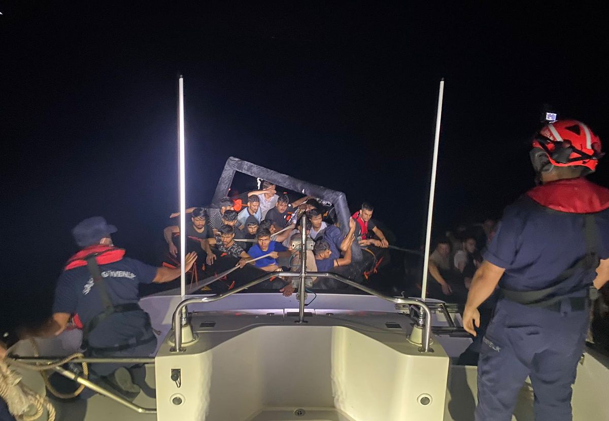 İzmir'de geri itilen 115 düzensiz göçmen kurtarıldı, 35 göçmen yakalandı