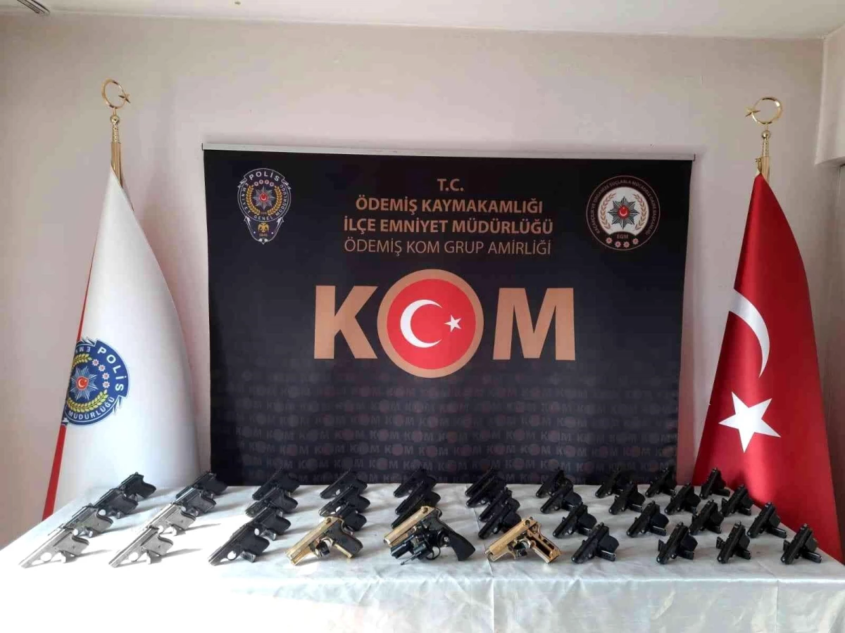 İzmir\'de nefes kesen ruhsatsız silah operasyonu: 2 gözaltı