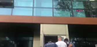 KADIKÖY'DE 2 KİŞİYİ BIÇAKLAYAN ŞÜPHELİ YAKALANDI