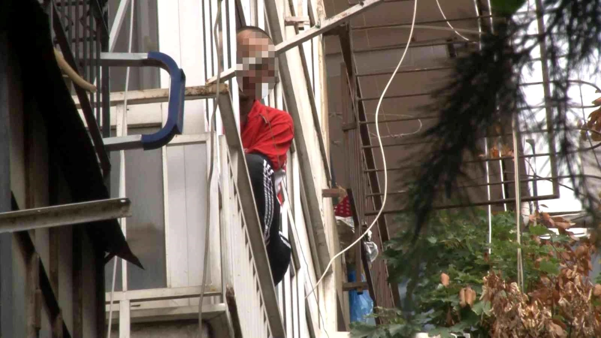 Kadıköy\'de boşandığı eşinin evini bastı: 2 kişiyi yaraladı, kendini eve kapattı
