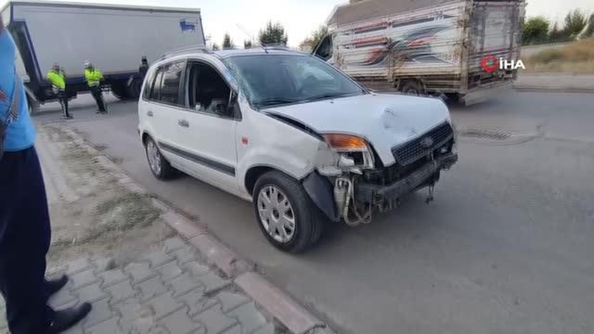 Kamyon ile otomobil çarpıştı: 2 yaralı
