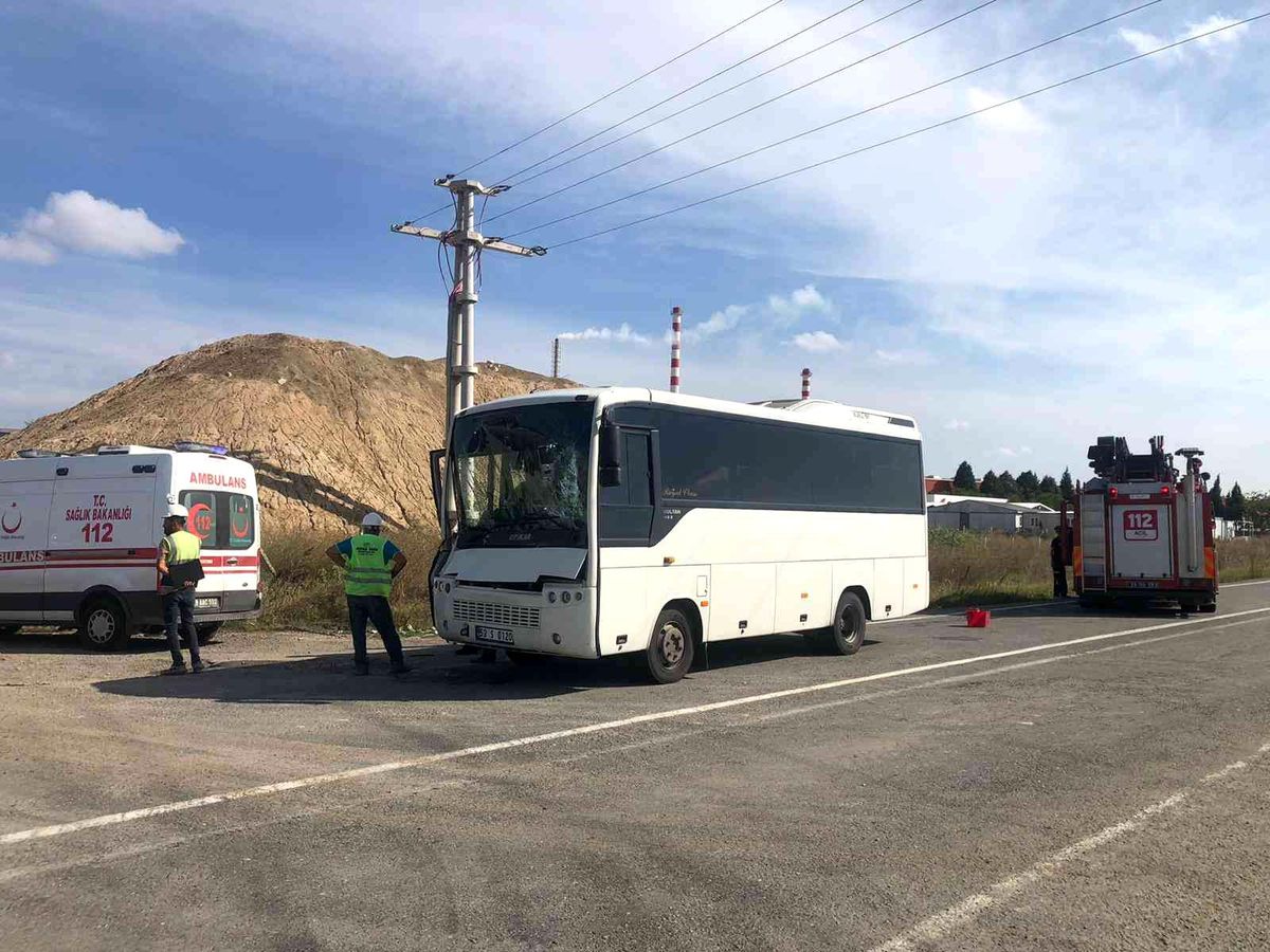 Kamyonla otobüs çarpıştı: 2 yaralı