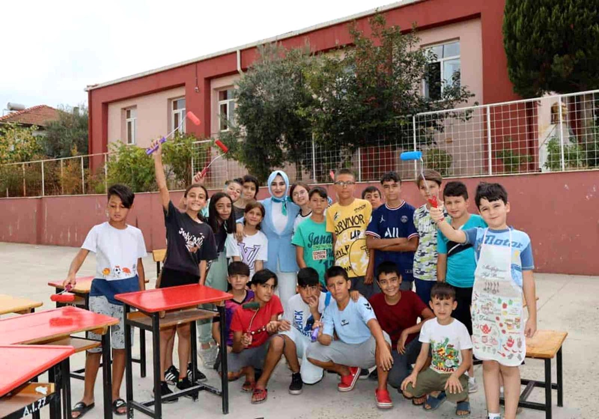 Kaymakam, öğrenciler ile birlikte sıraları boyadı