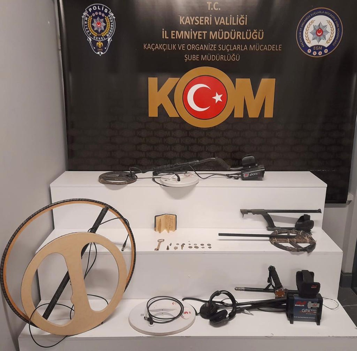 Kayseri\'de tarihi eser operasyonu: El yazması Kur\'an-ı Kerim ele geçirildi