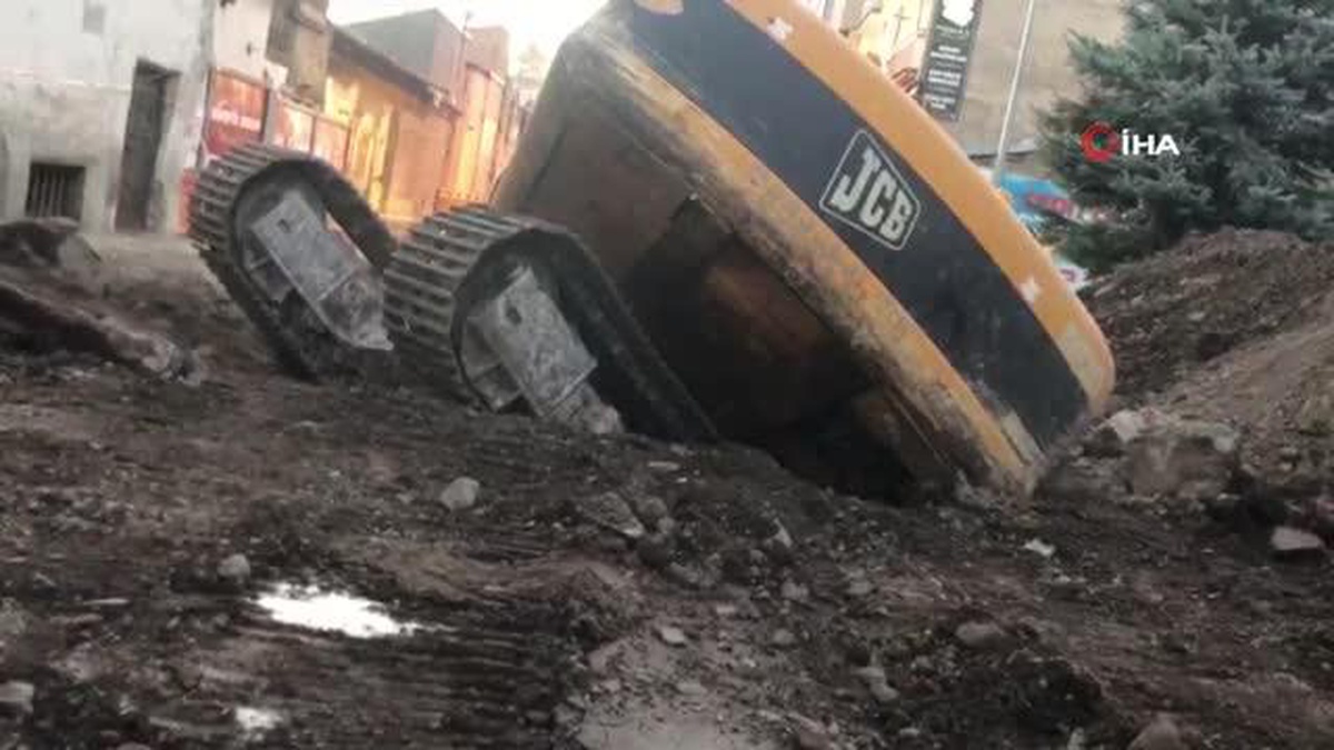 Kazı çalışması yapan iş makinesi yan yattı