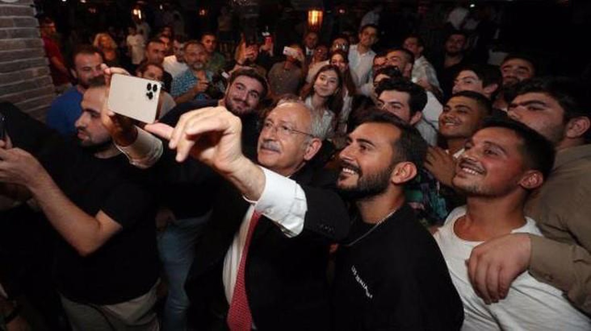 Gençlerle bir araya gelen CHP lideri Kılıçdaroğlu özçekim paylaştı