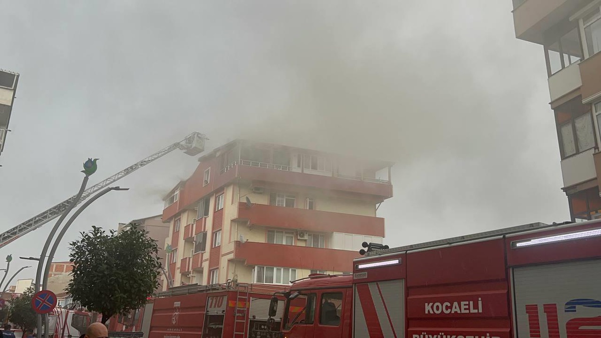 Kocaeli\'de yıldırım isabet eden apartmanda çıkan yangın söndürüldü