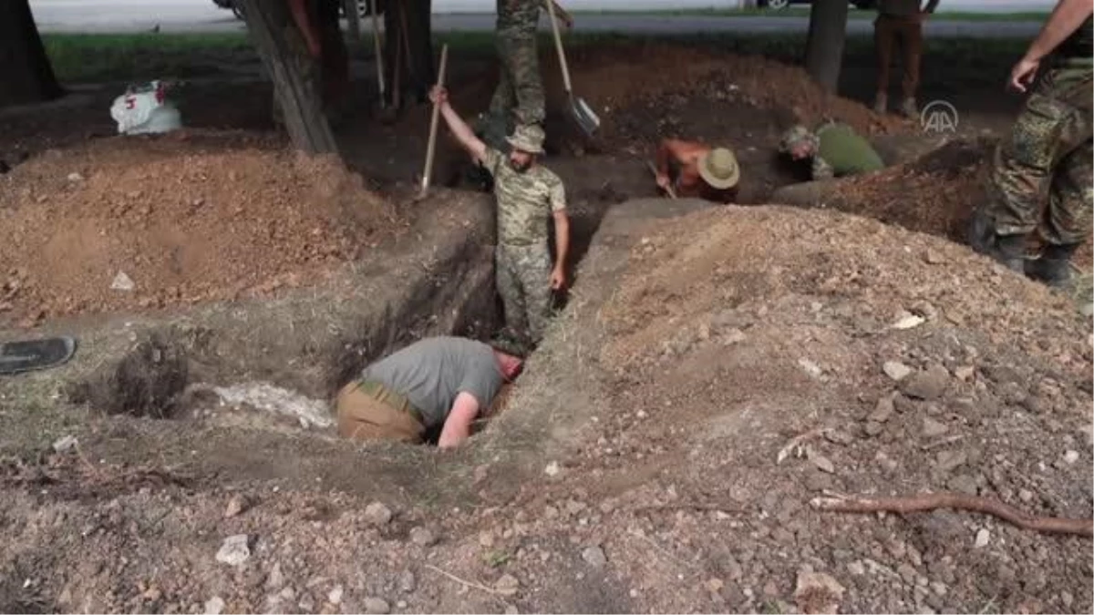 KRAMATORSK - Ukrayna askerleri, olası Rus ilerleyişine karşı kentte siper kazıyor