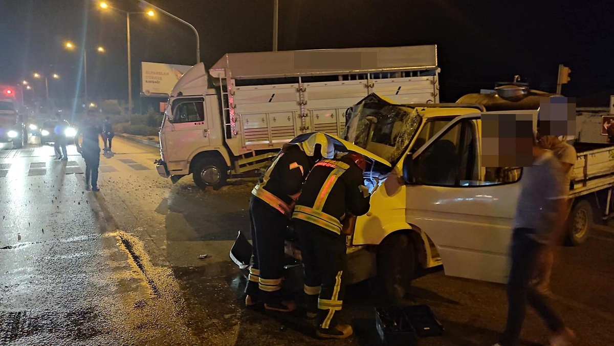 Kula\'da süt kamyoneti ile kamyon çarpıştı