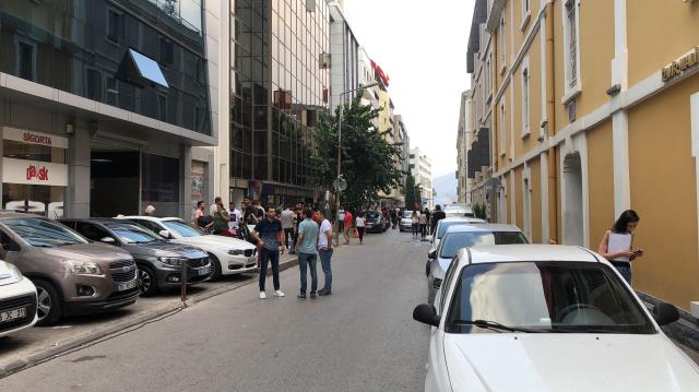 Kuşadası'nda 15 dakika arayla meydana gelen iki deprem vatandaşları sokağa döktü